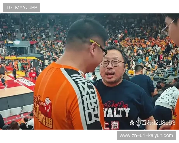 球员赛后交换球衣，展现赛场友谊